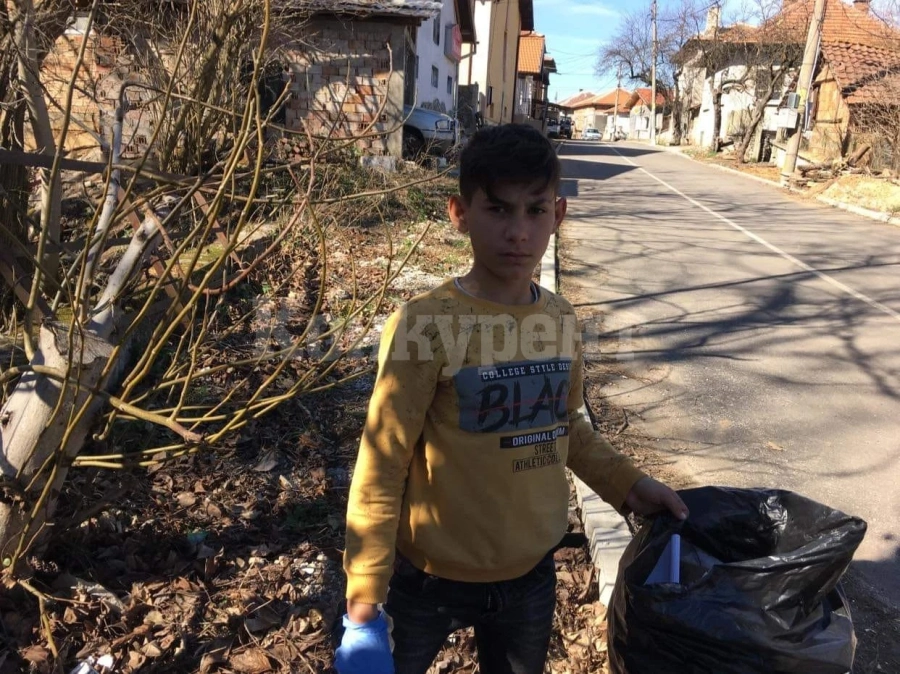 За пример! Малчугани почистиха улиците в Моравица, събраха над 40 чувала смет СНИМКИ