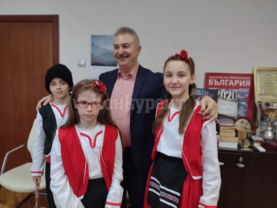 Деца закичиха мартеници на Златко Живков за здраве и успех