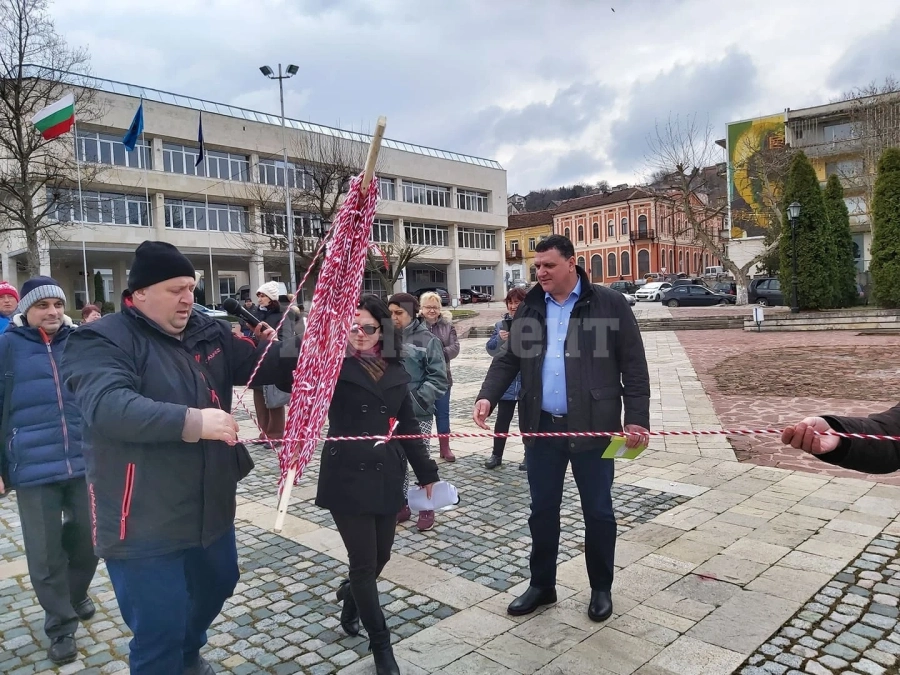 В Оряхово оплетоха 351-метрова мартеница СНИМКИ