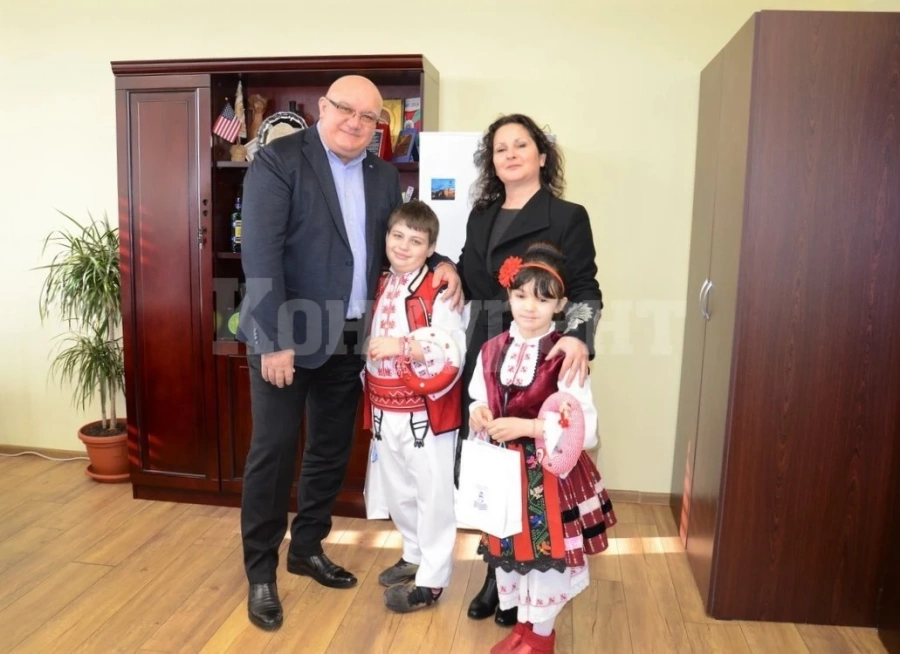 Деца подариха мартеници на кмета и общинското ръководство