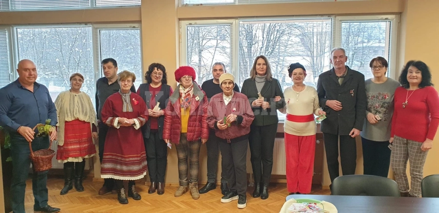 Пенсионери изненадаха общински служители във Вършец СНИМКИ