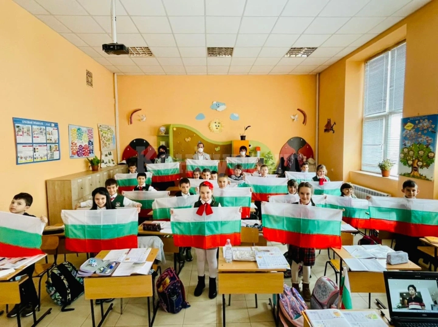Над 600 първокласници от Враца получиха българското знаме