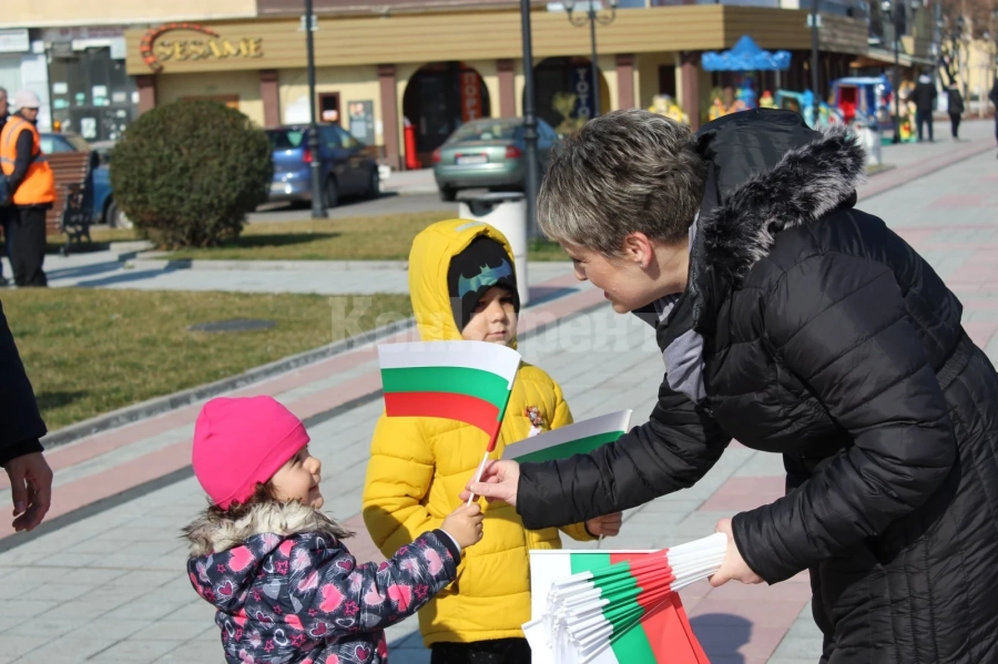 В Козлодуй раздаваха трибагреници за 3 март
