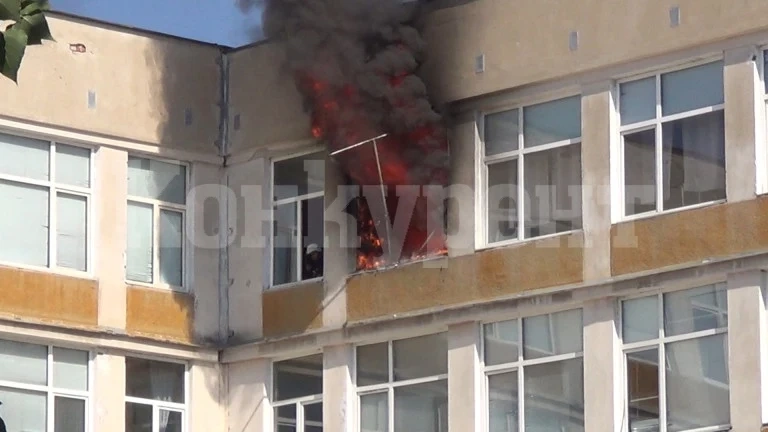 Пожар бушува в училище във врачанско село, причините се изясняват