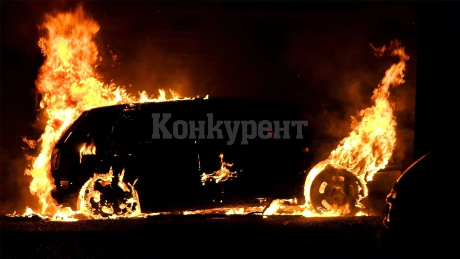 Огнен ад! „Голф” горя в жилищен квартал в Монтана