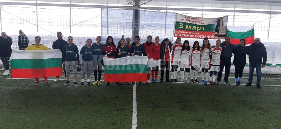Дами показаха класа на турнира по мини футбол за \