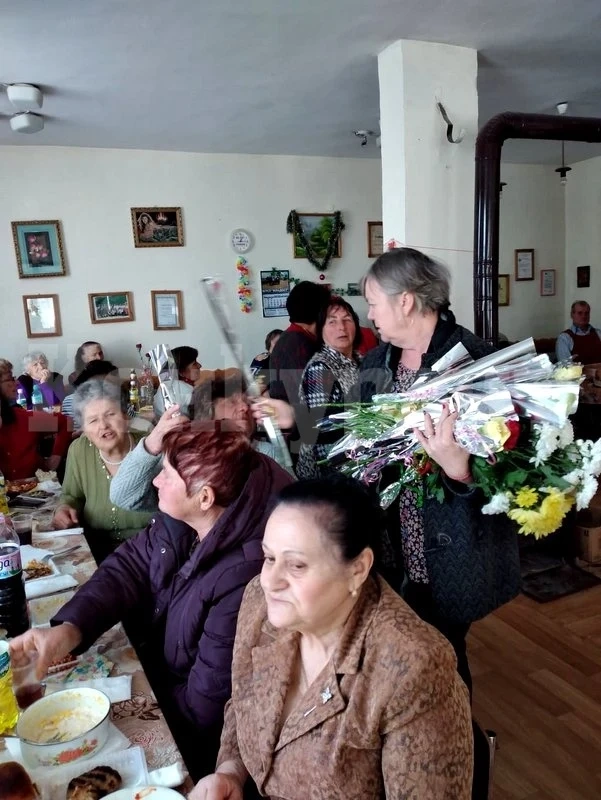 Кметът на Борован зарадва с цветя дамите в общината