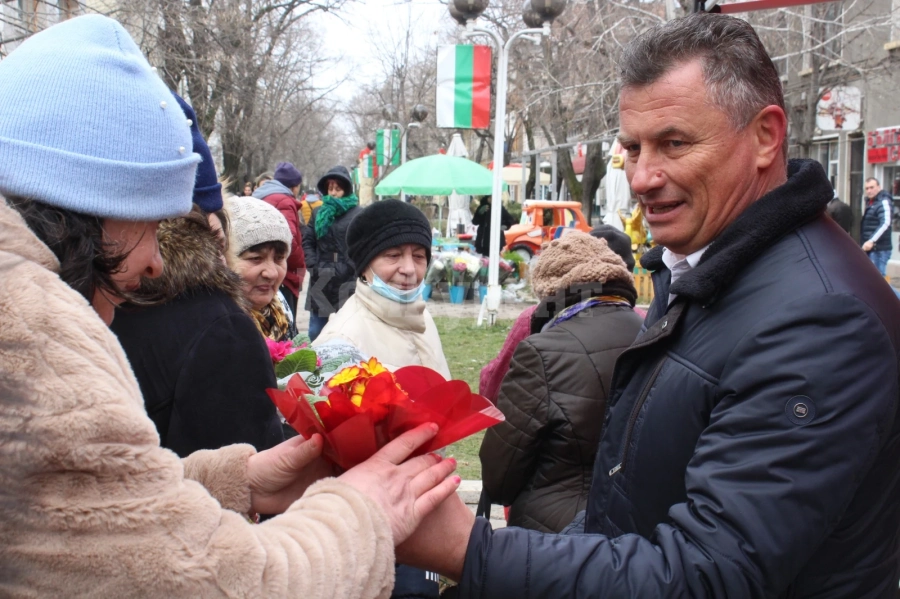 Кметът на Бяла Слатина зарадва дамите с красиви цветя