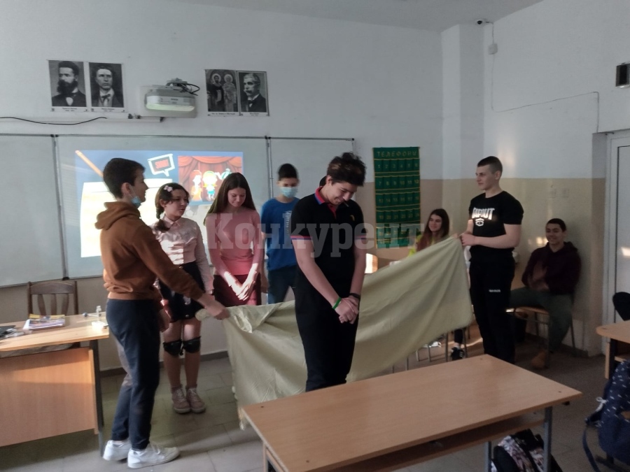  Ученици от Козлодуй „пътуваха“ смело в различни епохи СНИМКИ