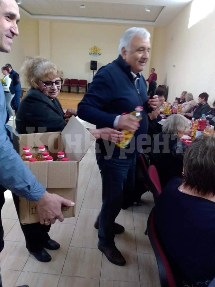 Кмет зарадва с бутилка олио дамите в Бели извор СНИМКИ