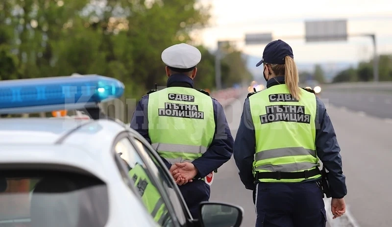 Хванаха двама, седнали зад волана след почерпка