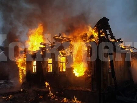 Пожар лумна в двор на къща в Лом, пламъците обхванаха и паркирана в близост кола