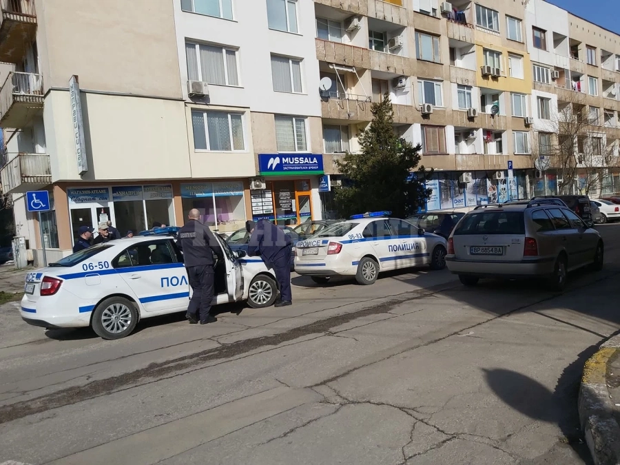 Две патрулки блокираха мъж с кола от Търново в насрещното на улица във Враца СНИМКИ