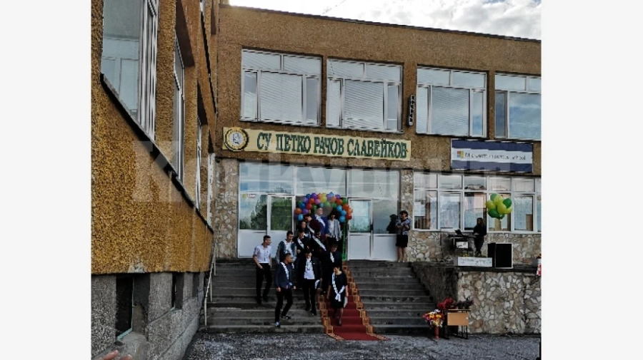 Видинско училище събира средства за паметна плоча