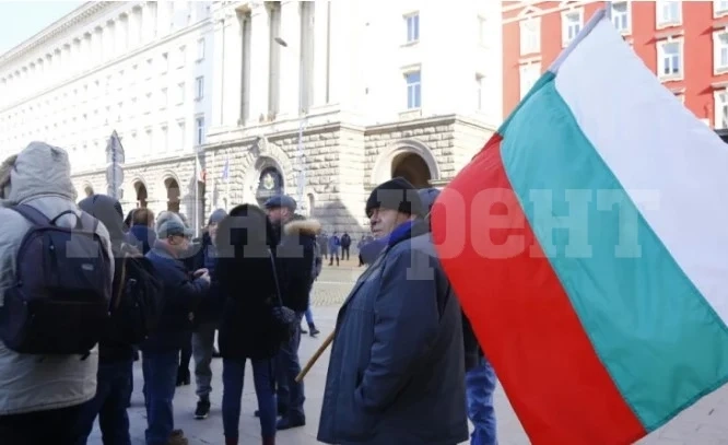 Протест на ГЕРБ спря движението в центъра на София НА ЖИВО