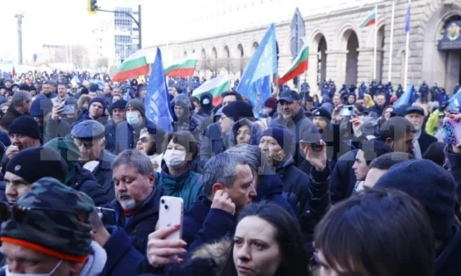 Борисов излъчва НА ЖИВО протеста на ГЕРБ пред МС