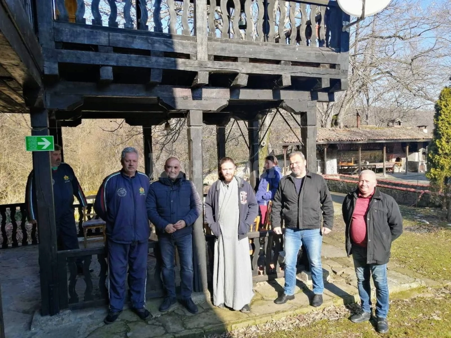 Патриоти отидоха до Градешкия манастир, помагат на украинците в светата обител