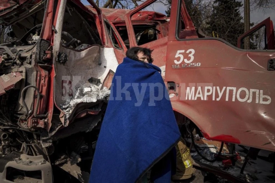 Полицай от Мариупол моли за помощ Байдън и Макрон: Градът е заличен от земята