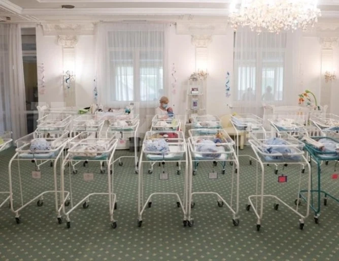 Родени в Украйна от сурогатни майки бебета оцеляват в киевско мазе