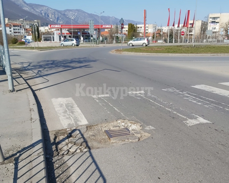 Опасна дупка дебне разсеяни шофьори във Враца СНИМКИ