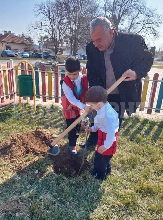 Кмет даде пример на децата СНИМКИ