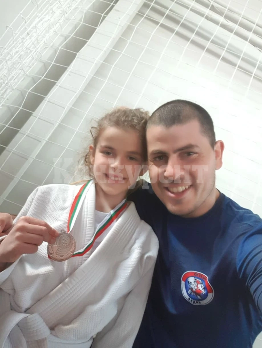 Никол пак зарадва баща си, този път с медал от Перник