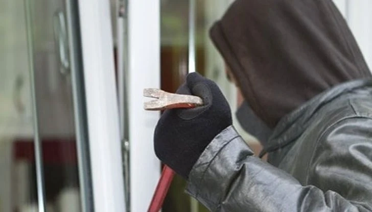 Апаш влезе като нинджа през покрива в къща и я опоска