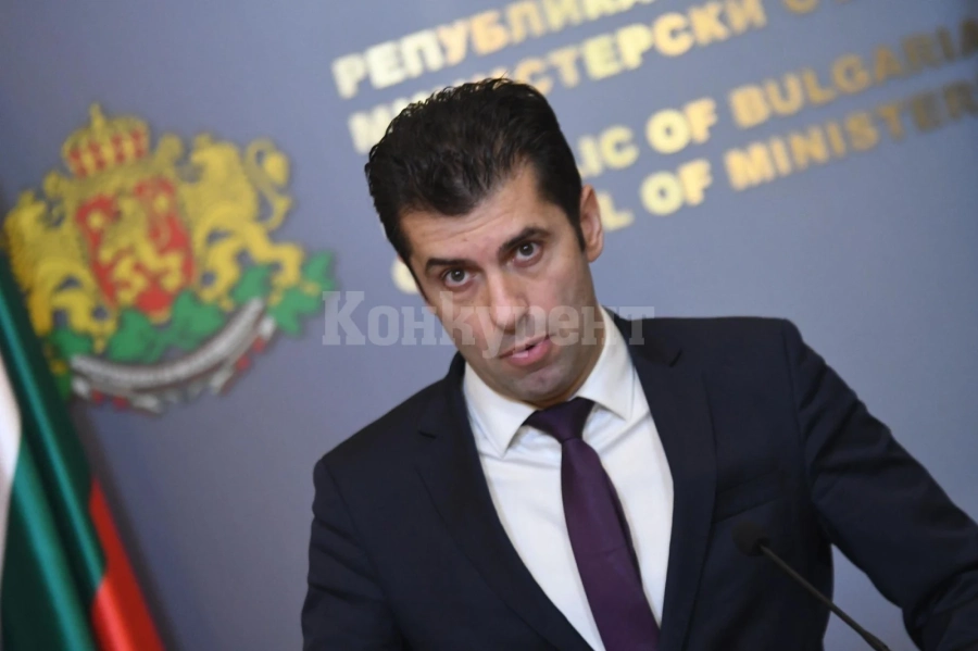 Петков за българския кораб в Мариупол: Пристанищата са минирани, опасно е да бързаме