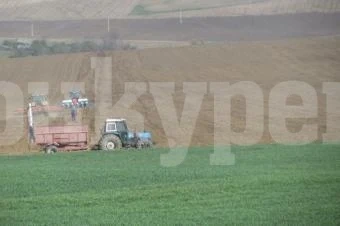 Мъж подкара колесен трактор, без да притежава съответната категория
