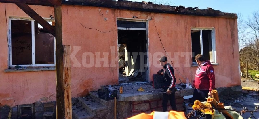  Огнен ад във Видинско! Късо съединение подпали гараж, огънят засегна и съседни сгради СНИМКИ