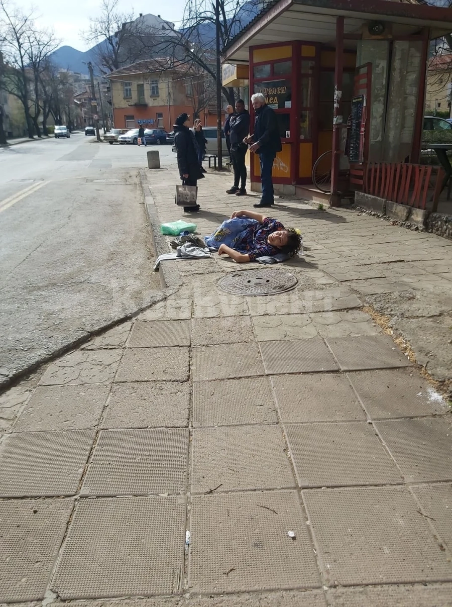 Неизлечимо болна жена лежи близо час на тротоар в центъра на Враца СНИМКИ