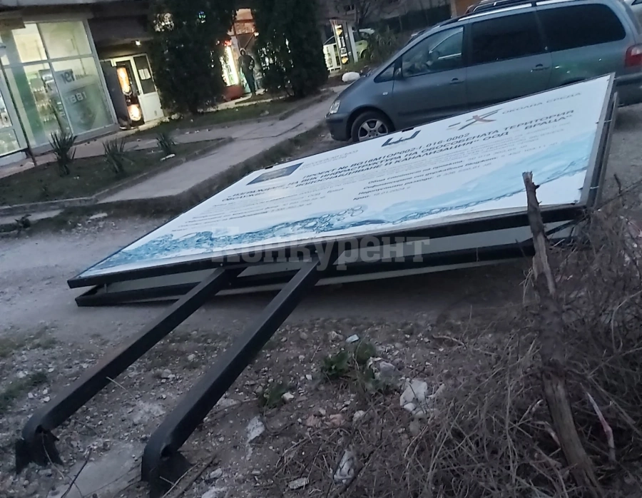 Ураганен вятър вилнее над Враца, контейнери танцуват по улиците СНИМКИ
