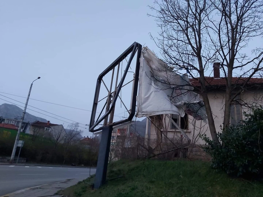 Кошмарна нощ над Враца, вятърът не спря да лудува СНИМКИ