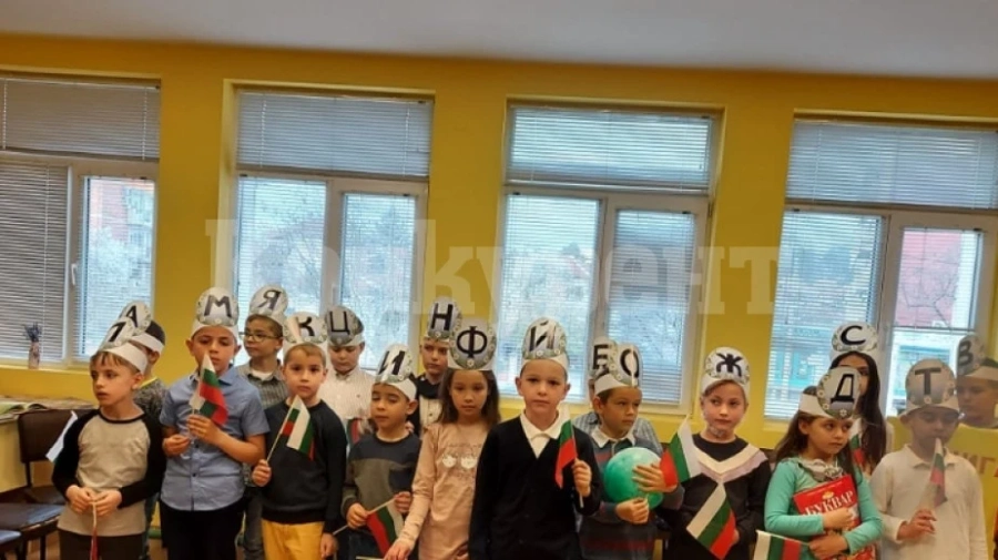 Първокласници от Мездра станаха читатели на библиотеката