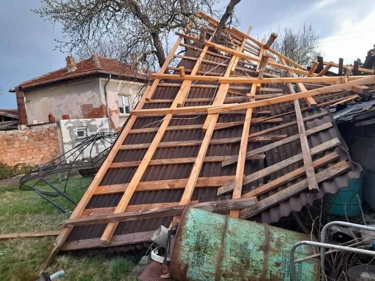 Хората във Власатица: Удари ни торнадо СНИМКИ