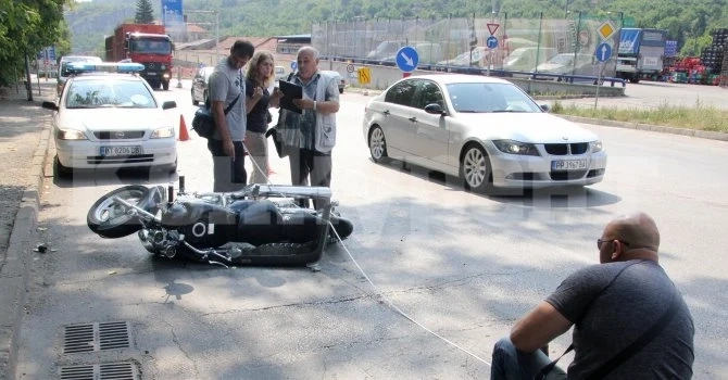 Кръв на пътя! Моторист с „Ямаха“ и „БМВ“ се размазаха във Враца