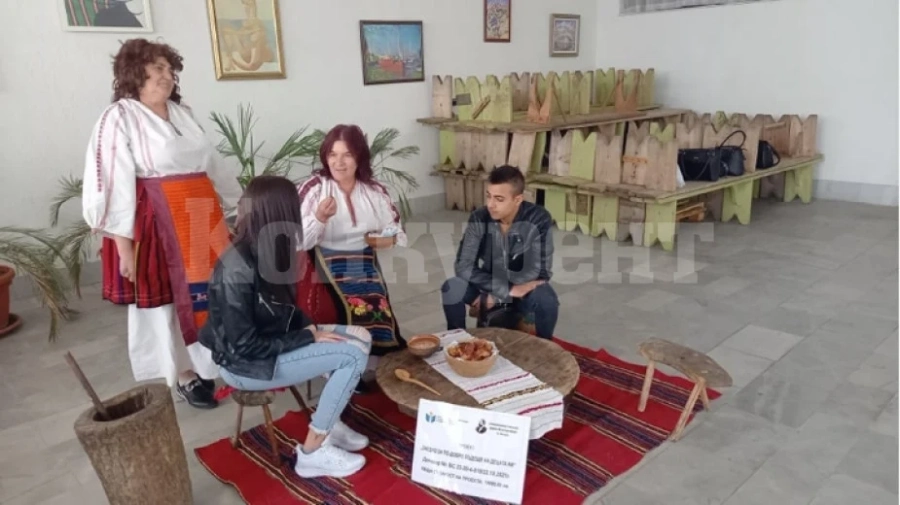 Ученици от Мездра учиха за занаятите на село Царевец
