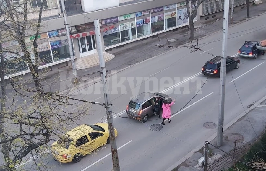 Баловете във Враца започнаха от рано, по улиците се дава газ и се седи на вратите на колите СНИМКИ