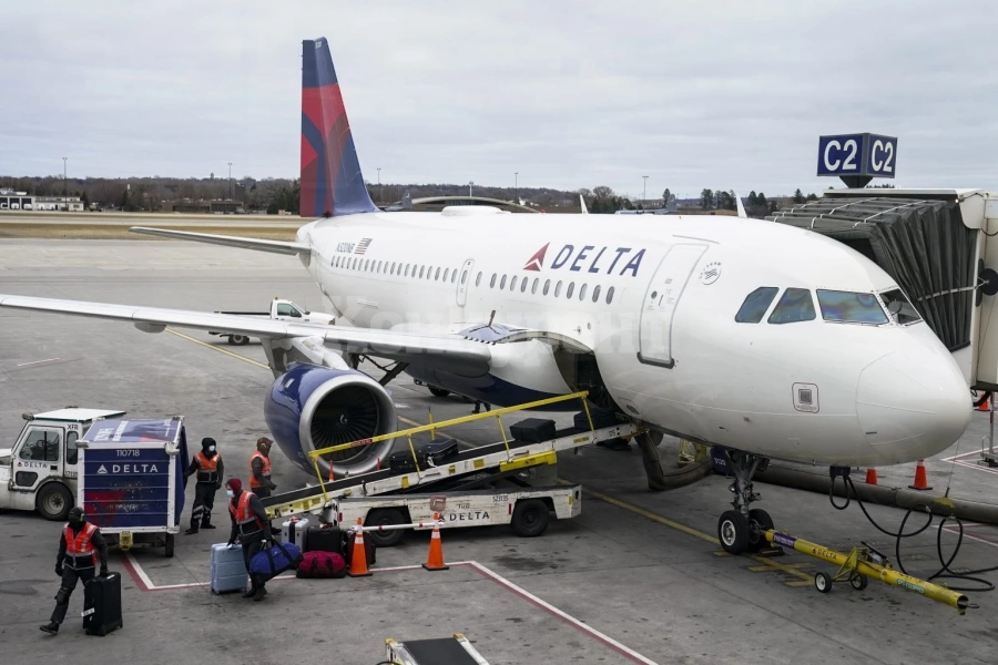 Самолет на Delta кацна аварийно в Денвър, след като предното стъкло се счупи