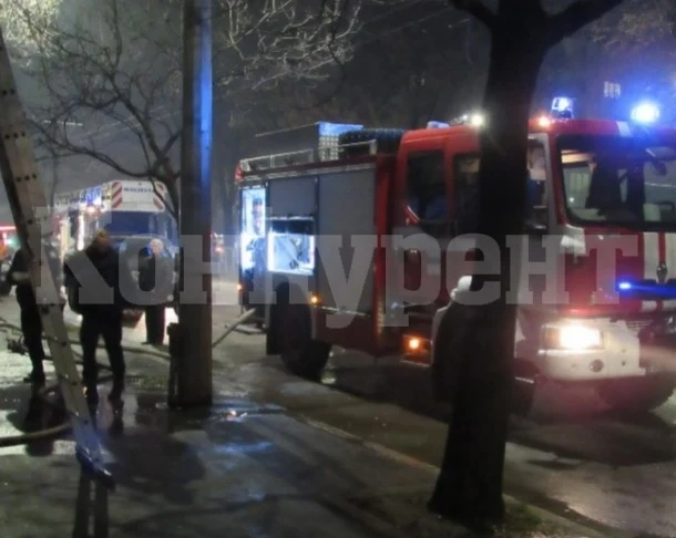 Късо съединение изпепели паркирана кола във Видин