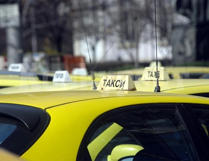 Таксиметрови шофьори излязоха на протест в София