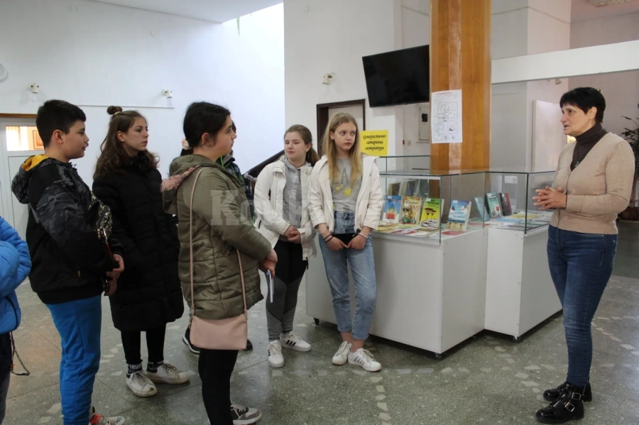 Ученици си спретнаха екскурзия в библиотеката в Монтана СНИМКИ