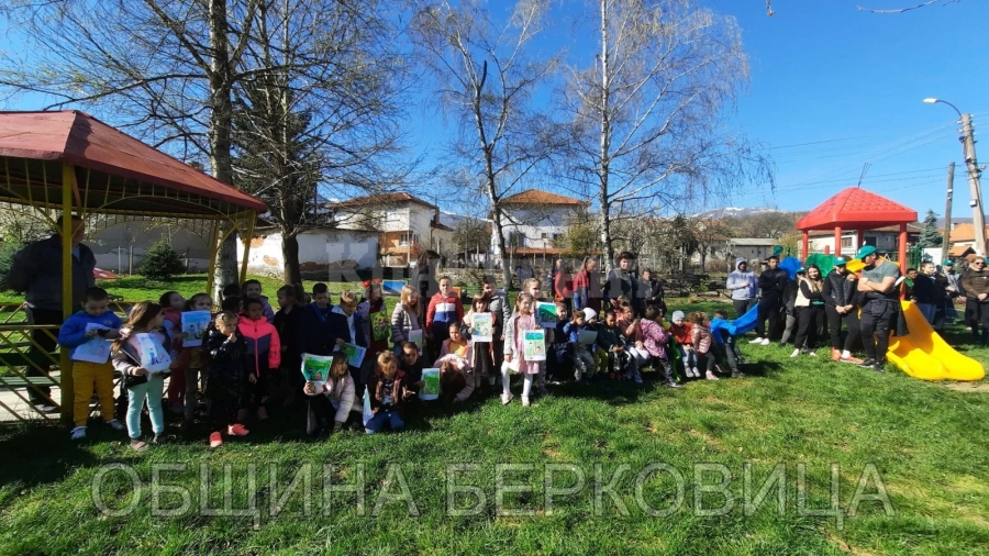 Децата от ДГ „Малина“ в Берковица засадиха бъдеще СНИМКИ