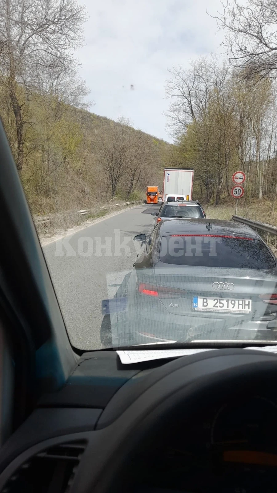 Тапи на пътя между Мездра и Ботевград, виси се по половин час в задръстването