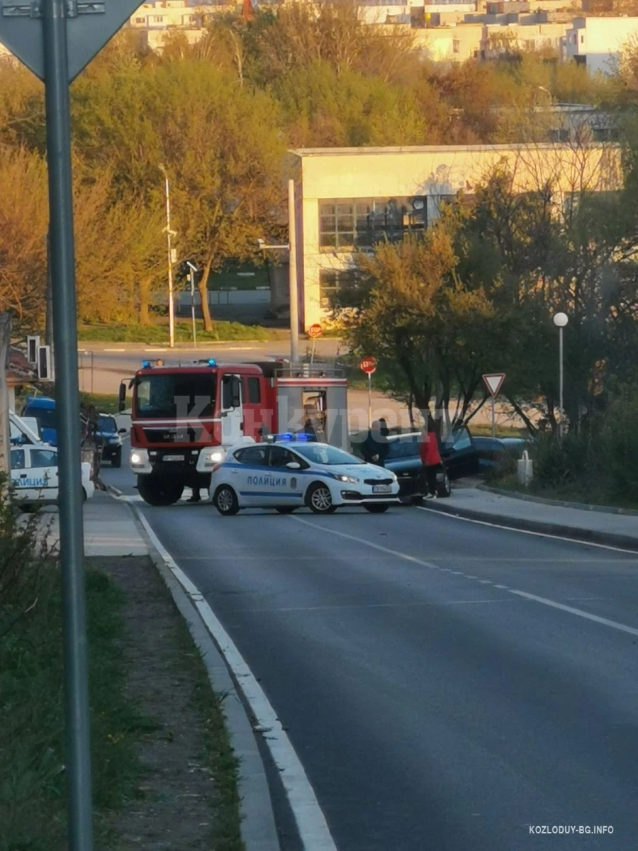 Катастрофа блокира пътя към училище в Козлодуй СНИМКИ