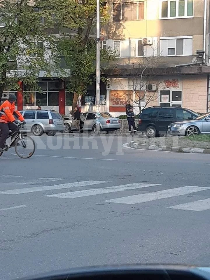 Шофьор изхвърча от пътя и се заби в ограда СНИМКИ