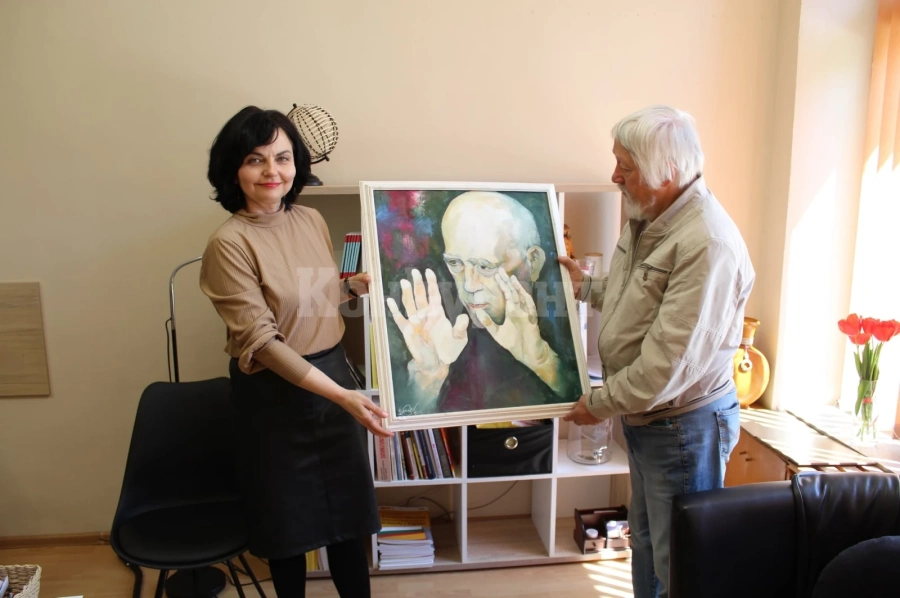 Художник дари картина на библиотеката в Монтана