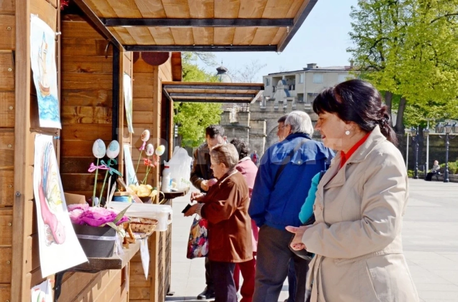 Пролетен базар на площад „Бдинци“ СНИМКИ