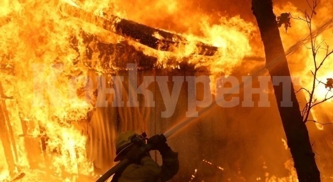Баба запали сухи треви в двора си, но огънят лумна и отиде при съседите