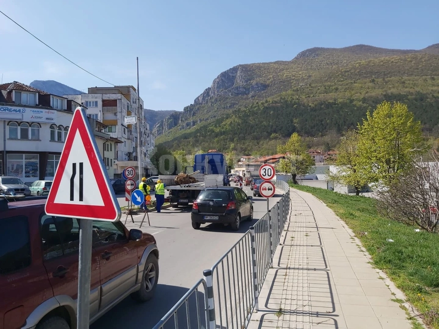 Движението по Крайречния булевард във Враца е затруднено заради ...СНИМКИ